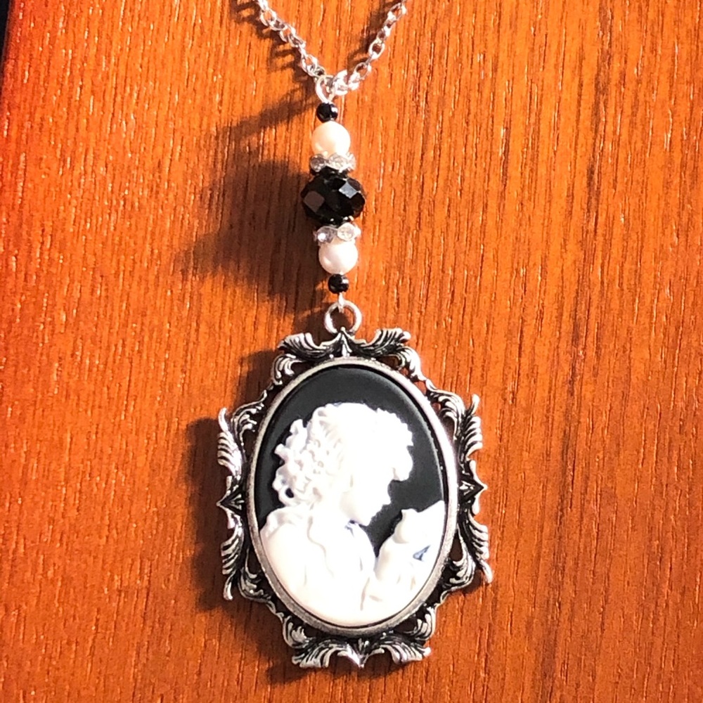 LAST ONE! Gorgeous Vintage Look Cameo Necklace - Picture 2 of 5
